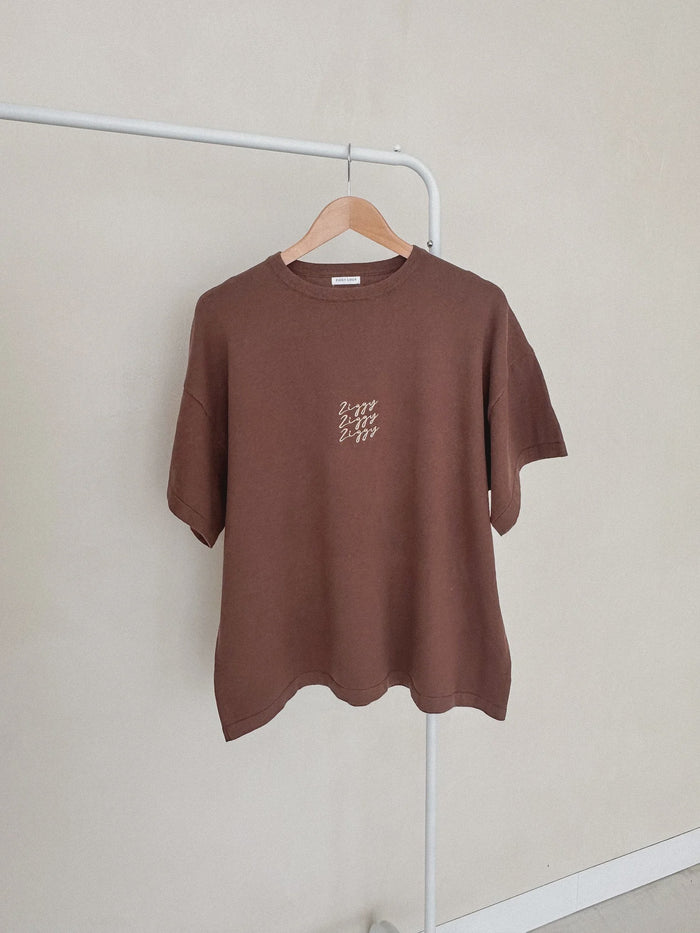 SIGNATURE TEE | CHOCOLATE