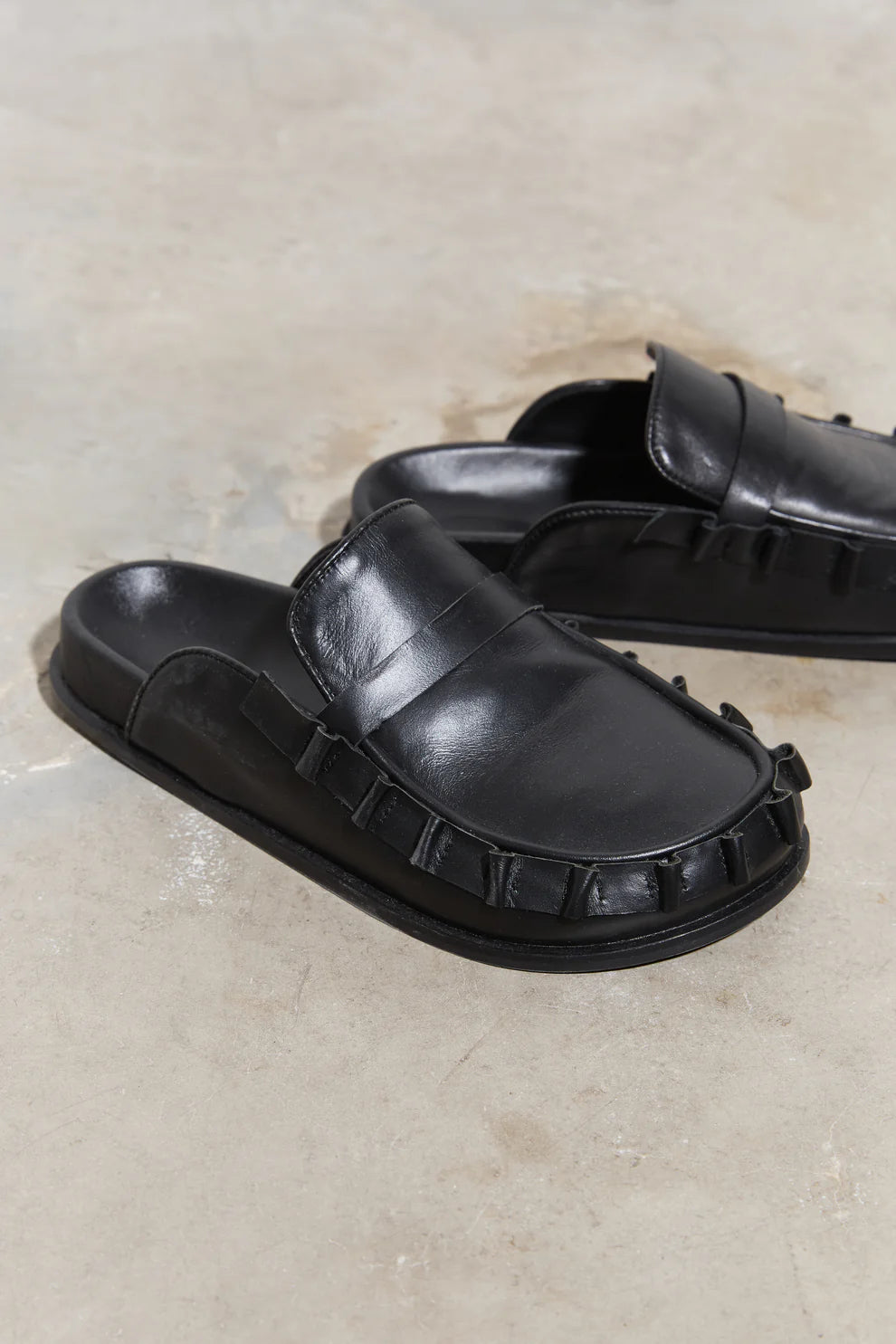Malibu Frilly Mule Black