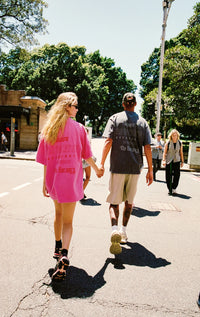 NO VACANCY TEE - ACID WASH DARK PINK