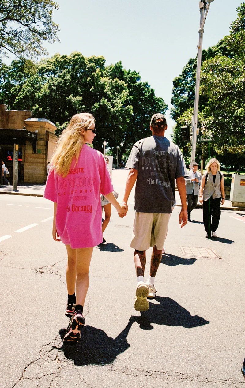 NO VACANCY TEE - ACID WASH DARK PINK